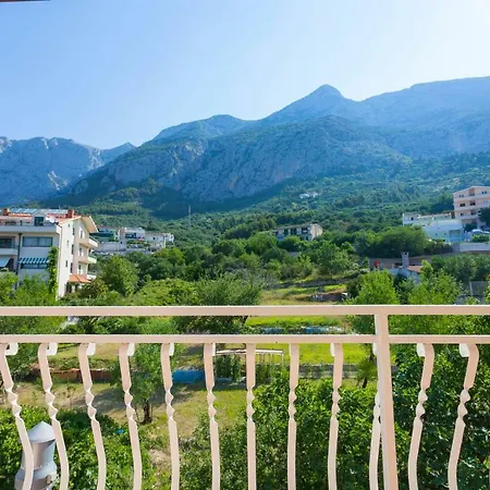 Ana * マカルスカ