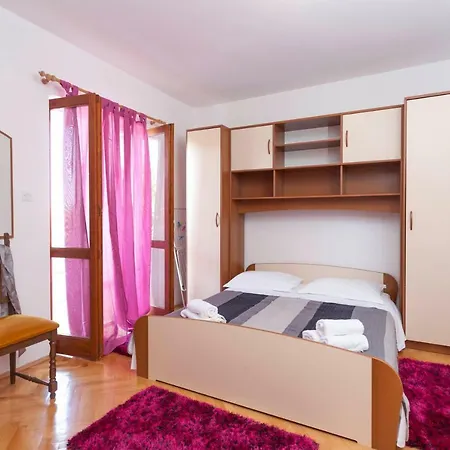 Ana * マカルスカ